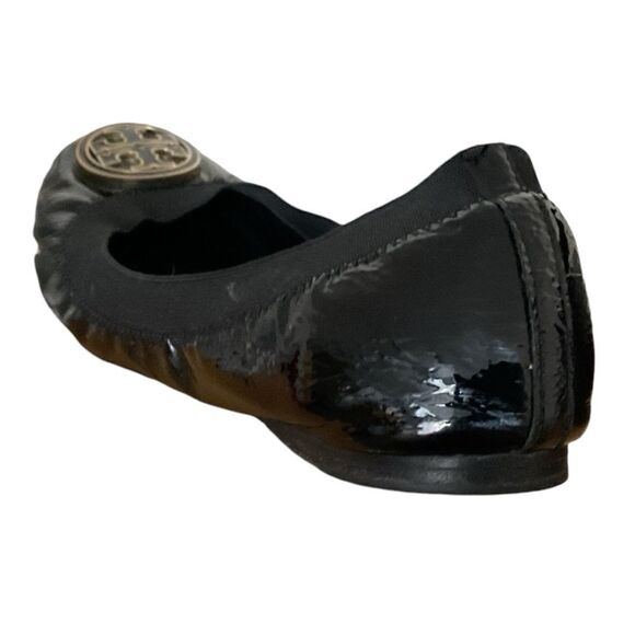 Tory Burch Carolines Black Patent Leather Ballet Flat Shoes Gold Logo Medallion - Picture 2 of 6